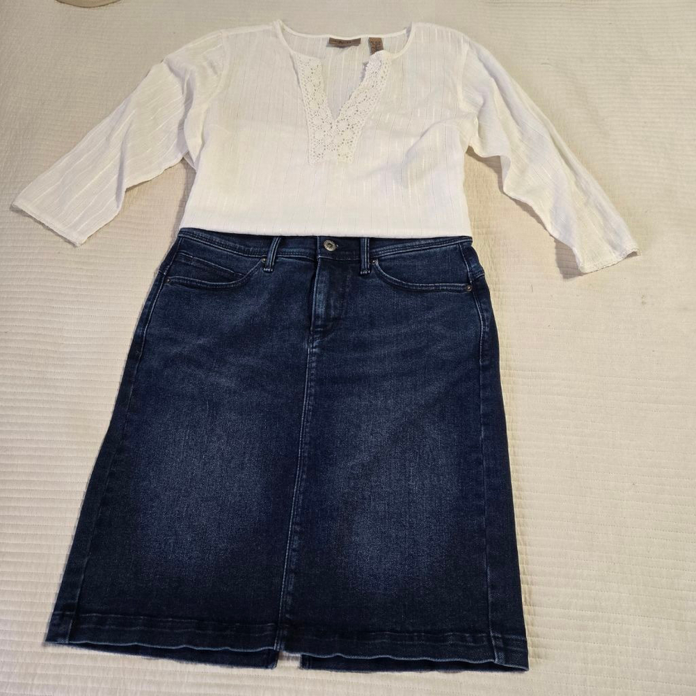 Women's Levi's Perfectly Slimming 512 Denim Skirt in Dark Blue Wash Size 6